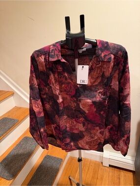 DR2 women’s Rose v-neck Shirt in Pink, Burgundy and Black Size 1X NWT